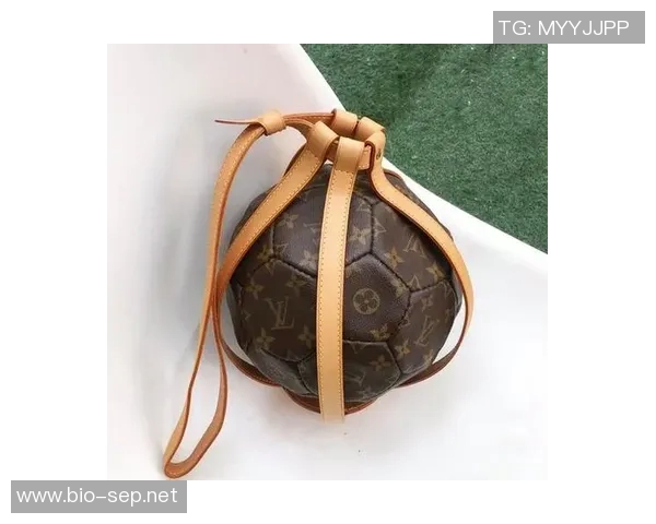 足球明星背的LV书包引领时尚潮流成年轻人追捧的热门单品